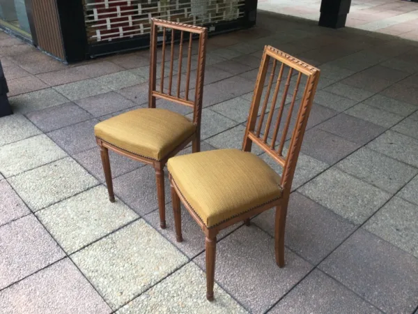 Paire de chaises Louis XVI en noyer
