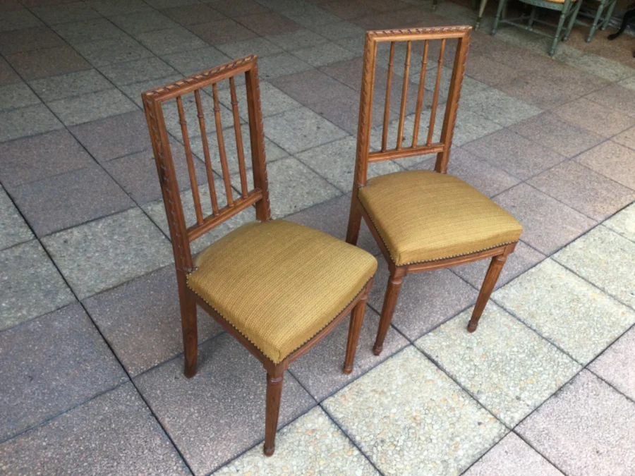 PAAR STÜHLE IM LOUIS XVI-STIL AUS WALNUSS