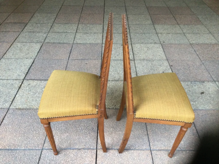 PAAR STÜHLE IM LOUIS XVI-STIL AUS WALNUSS