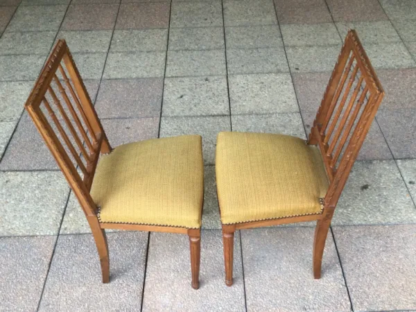 Paire de chaises Louis XVI en noyer