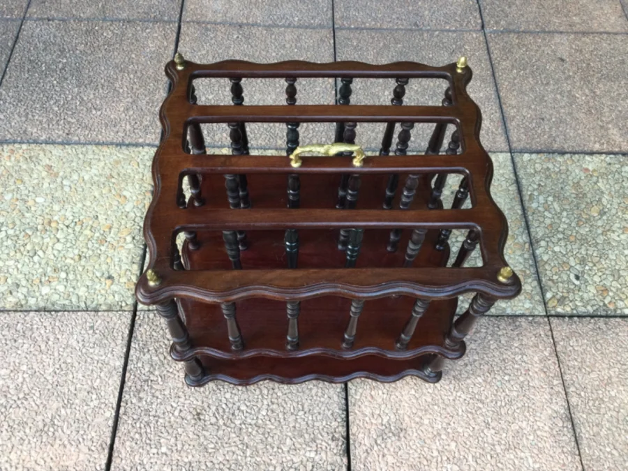 Un porte revue en acajou