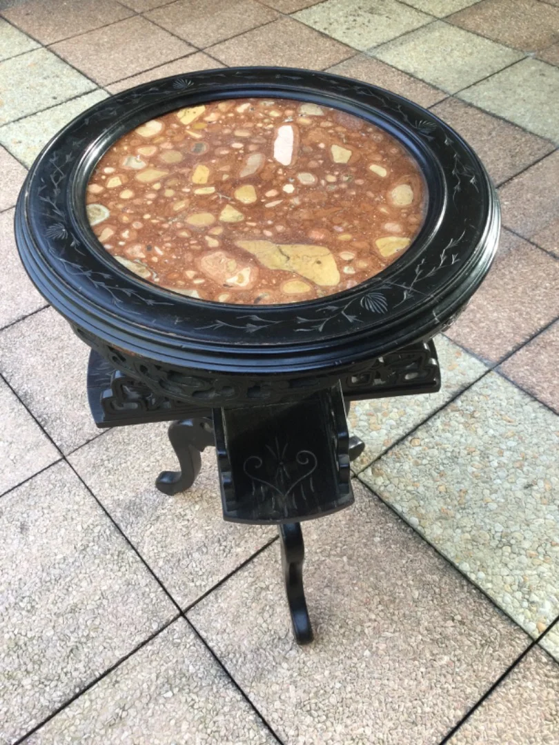 Un guéridon d'appoint en bois noirci