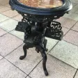 Un guéridon d'appoint en bois noirci