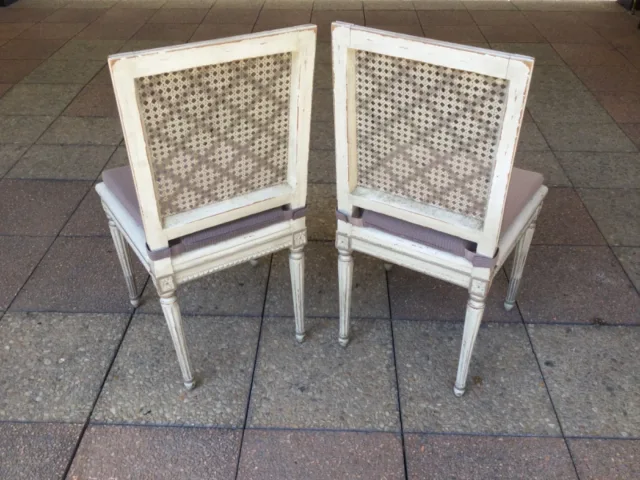 Paire de chaises cannées en bois rechampi et sculpté.   .