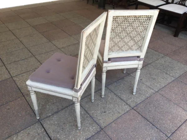 Paire de chaises cannées en bois rechampi et sculpté.   .