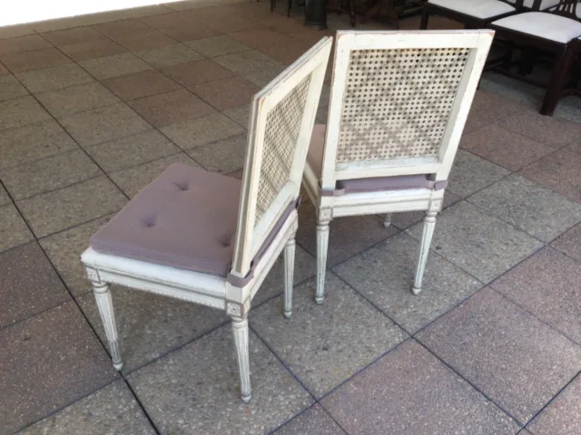 Paire de chaises cannées en bois rechampi et sculpté.   .
