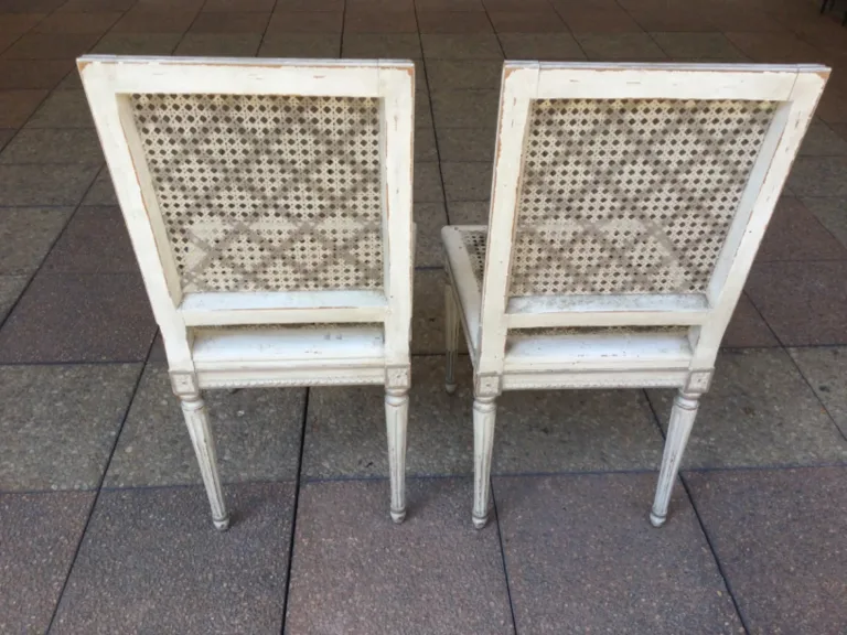 Paire de chaises cannées en bois rechampi et sculpté.   .