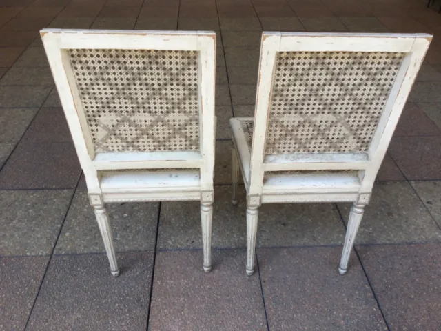 Paire de chaises cannées en bois rechampi et sculpté.   .