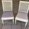 Paire de chaises cannées en bois rechampi et sculpté.   .