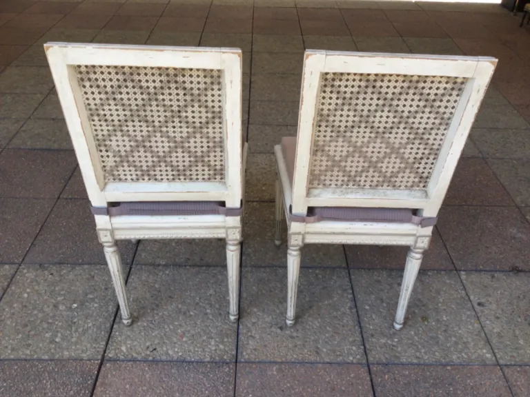 Paire de chaises cannées en bois rechampi et sculpté.   .