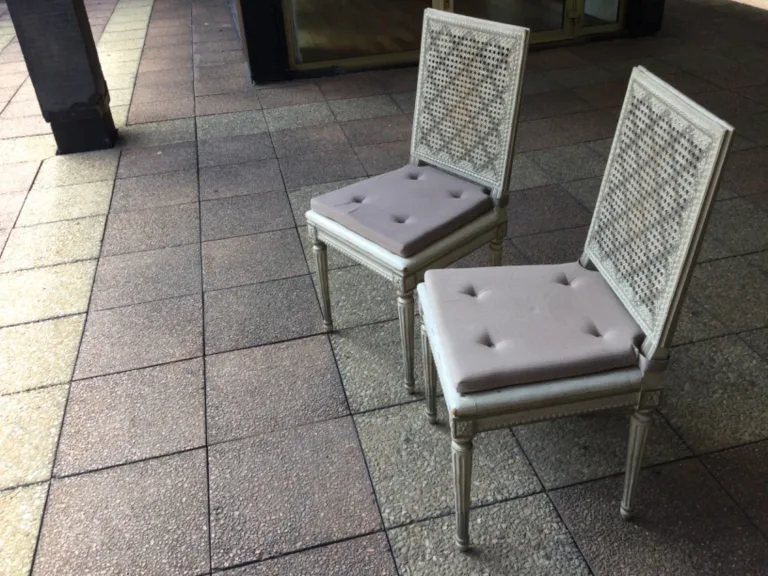 Paire de chaises cannées en bois rechampi et sculpté.   .