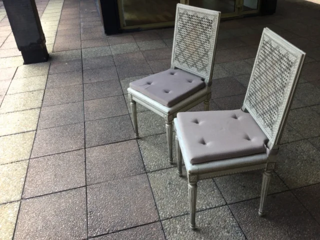Paire de chaises cannées en bois rechampi et sculpté.   .