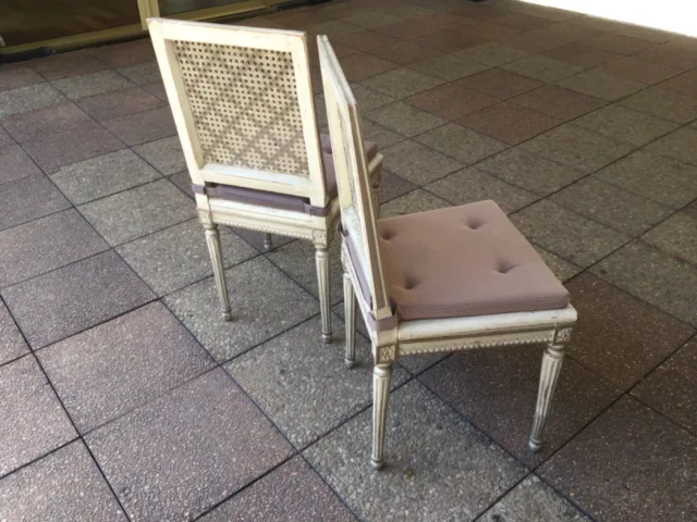 Paire de chaises cannées en bois rechampi et sculpté.   .