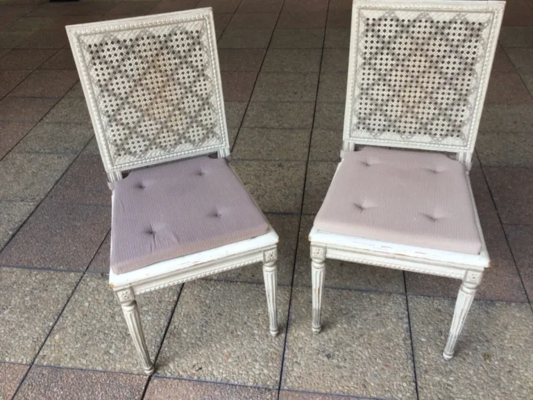 Paire de chaises cannées en bois rechampi et sculpté.   .