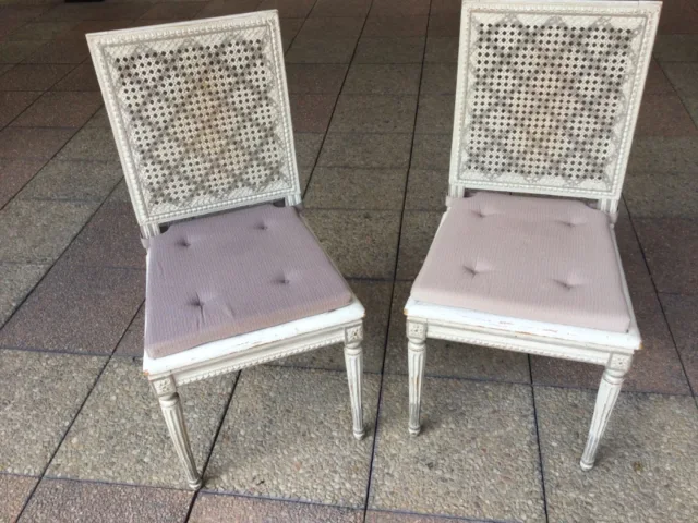 Paire de chaises cannées en bois rechampi et sculpté.   .