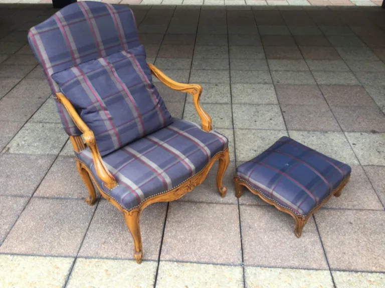 Fauteuil et repose-pieds de style Régence- Louis XV