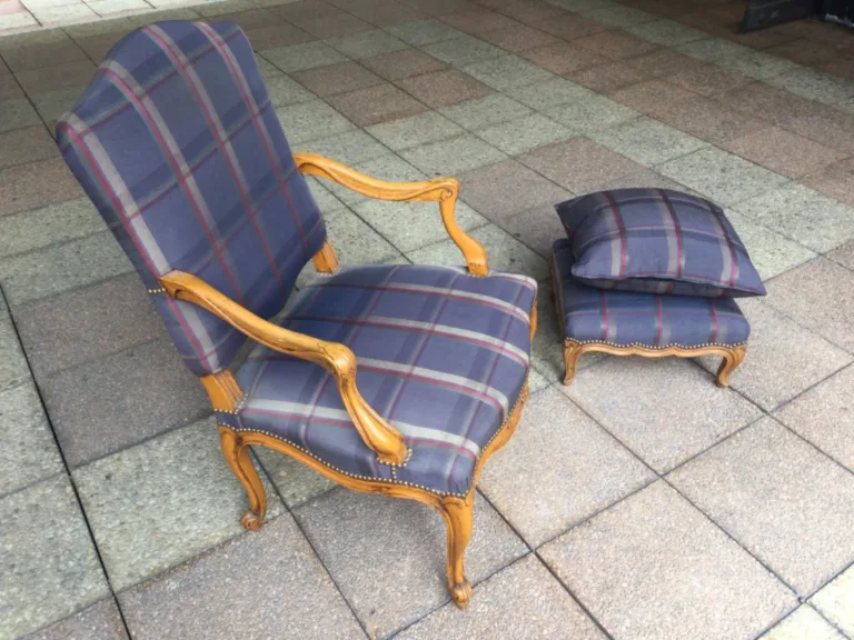 Fauteuil et repose-pieds de style Régence- Louis XV