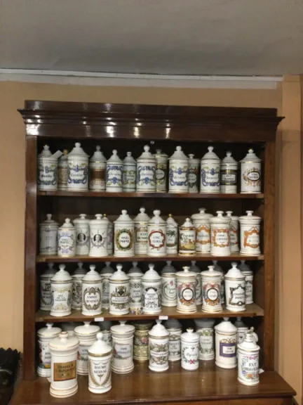 Nouvelle collection de POTS À PHARMACIE ANCIENS