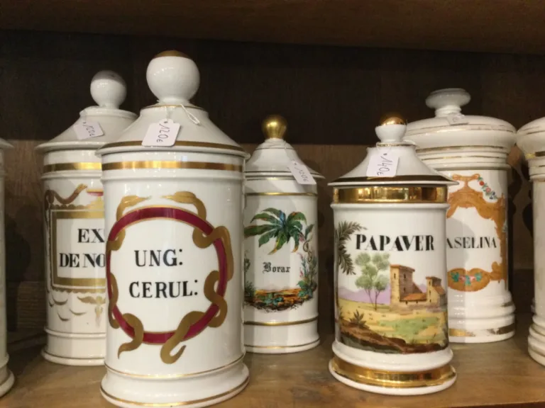 Nouvelle collection de POTS À PHARMACIE ANCIENS