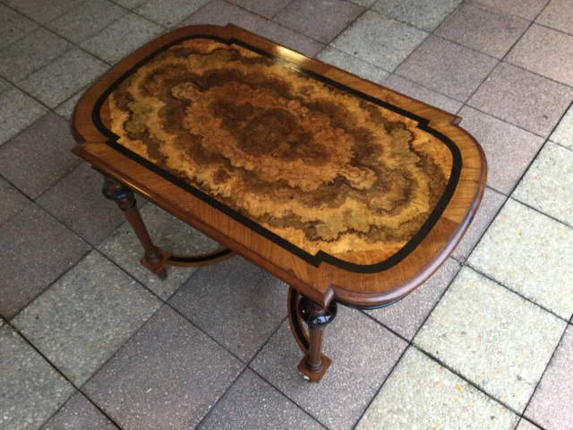 Une table à écrire au desserte en marqueterie