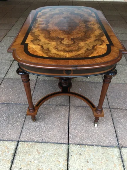 Une table à écrire au desserte en marqueterie