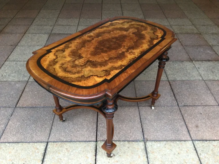 Une table à écrire au desserte en marqueterie