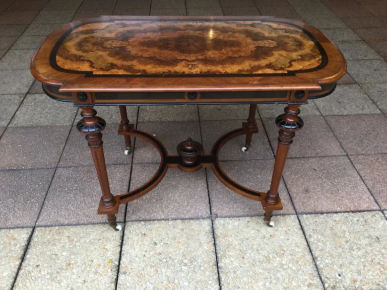 Une table à écrire au desserte en marqueterie