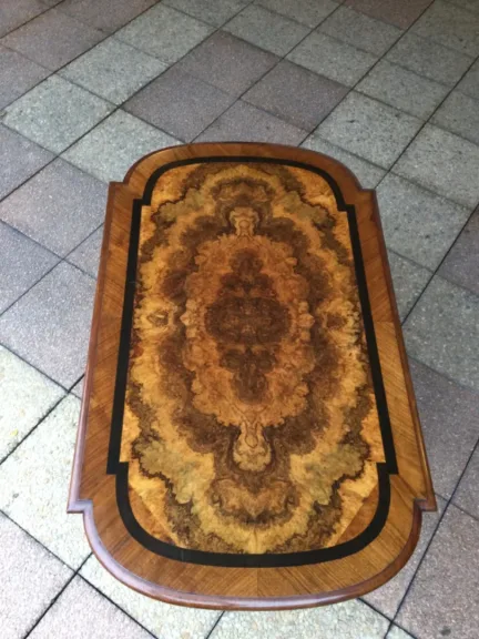 Une table à écrire au desserte en marqueterie