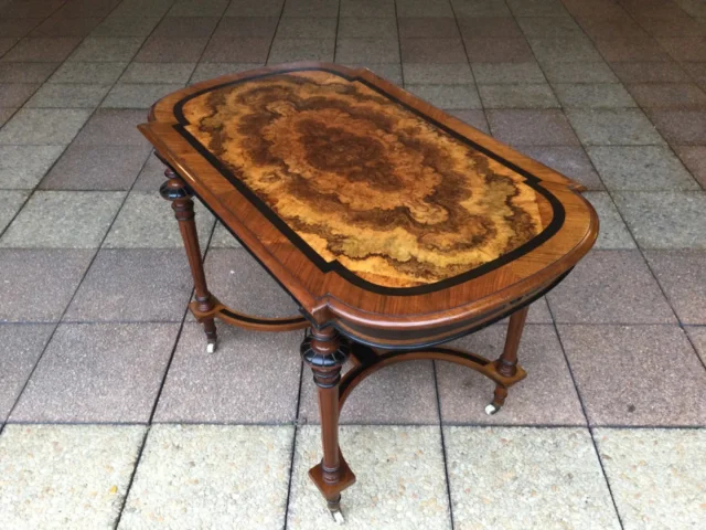 Une table à écrire au desserte en marqueterie