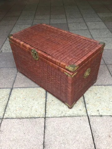 Une malle en osier pouvant servir de table basse