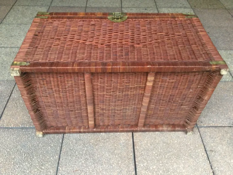 Une malle en osier pouvant servir de table basse