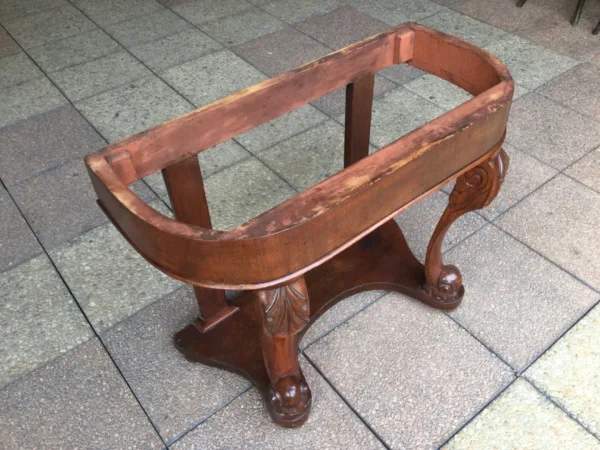 Une console en acajou du XIXe siècle