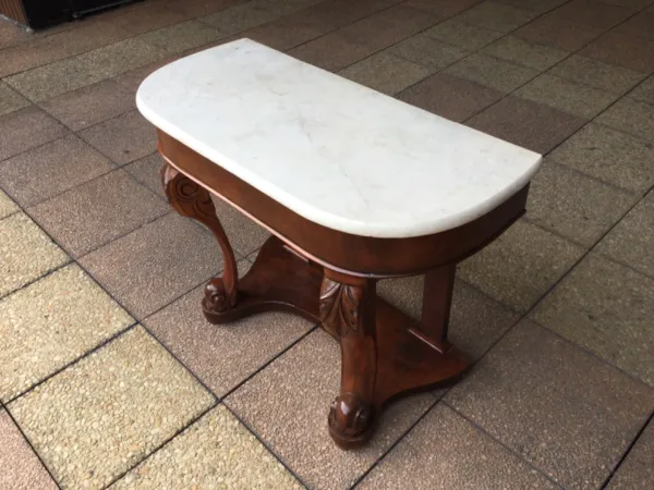 Une console en acajou du XIXe siècle