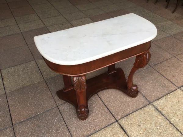 Une console en acajou du XIXe siècle
