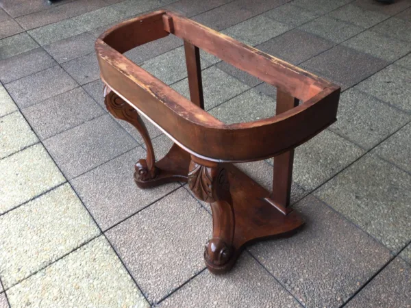 Une console en acajou du XIXe siècle