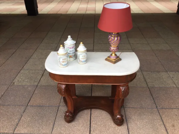 Une console en acajou du XIXe siècle