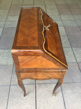 Un petit bureau de pente de Louis XV en marqueterie