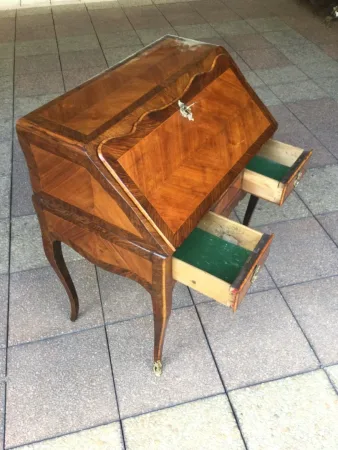 Un petit bureau de pente de Louis XV en marqueterie