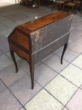 Un petit bureau de pente de Louis XV en marqueterie