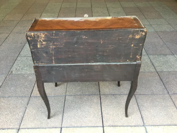 Un petit bureau de pente de Louis XV en marqueterie