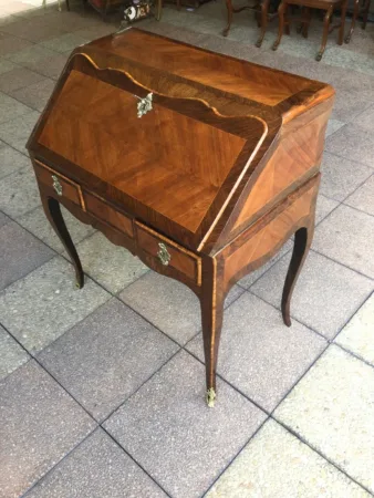 Un petit bureau de pente de Louis XV en marqueterie