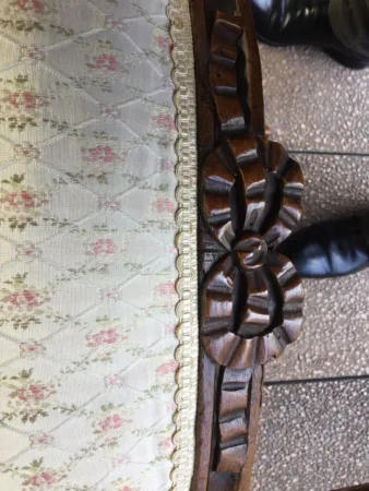 Un fauteuil du XVIIIe siècle en noyer