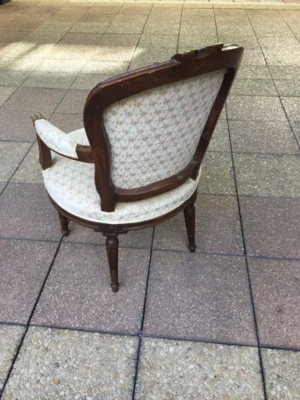 Un fauteuil du XVIIIe siècle en noyer