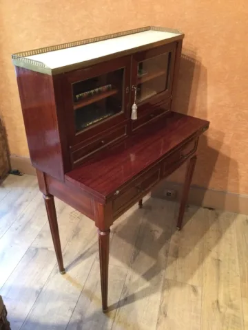 Un bureau-secrétaire bonheurs-du-jour