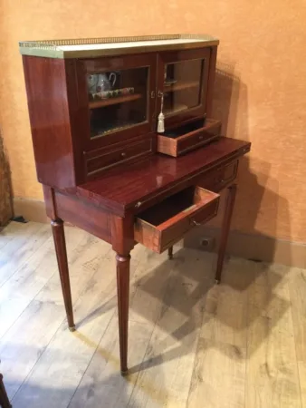 Un bureau-secrétaire bonheurs-du-jour
