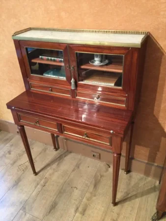 Un bureau-secrétaire bonheurs-du-jour