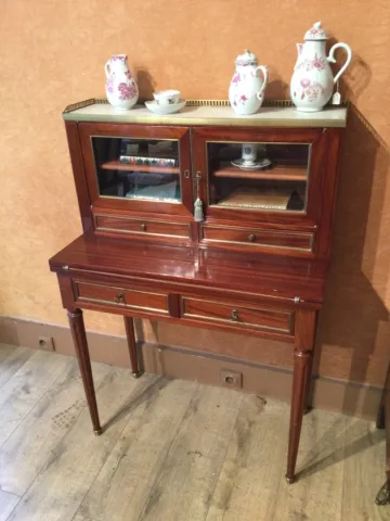 Un bureau-secrétaire bonheurs-du-jour