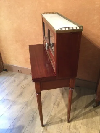 Un bureau-secrétaire bonheurs-du-jour