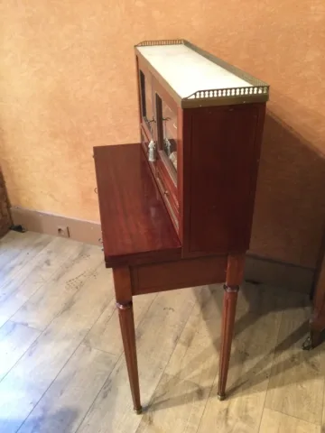 Un bureau-secrétaire bonheurs-du-jour