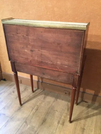 Un bureau-secrétaire bonheurs-du-jour